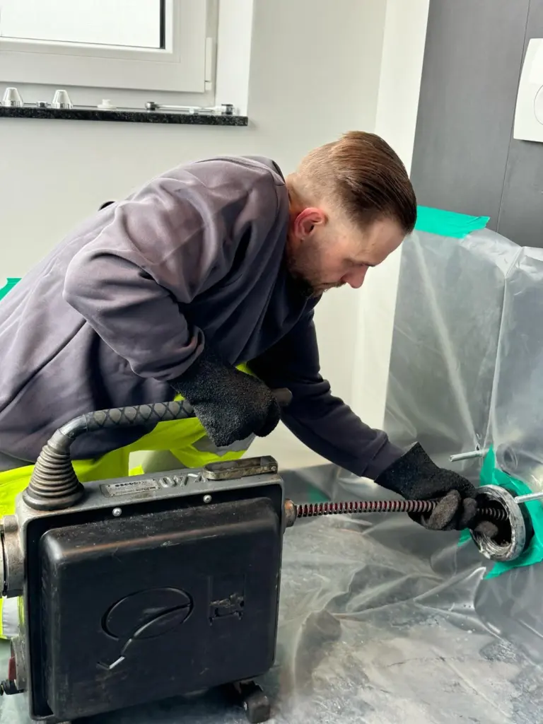 Firma Kraft führt eine Rohrreinigung in Altrip mit Spirale an einer Toilette in durch